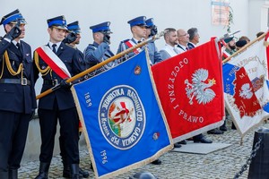 poczty sztandarowe służb mundurowych podczas apelu