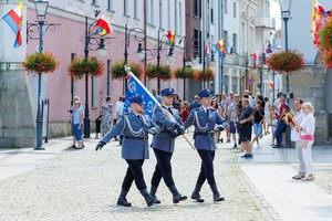 przemarsz policyjnego pocztu sztandarowego