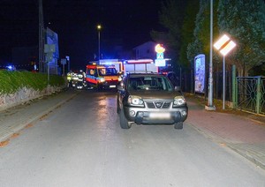 Samochód uczestniczący w zdarzeniu drogowym. W tle pojazdy służb ratowniczych