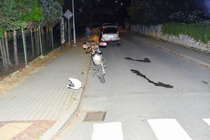 motocykl oraz samochód biorące udział w zdarzeniu drogowym na ul. Lwowskiej w Krośnie