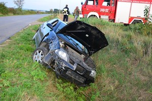 uszkodzenia pokolizyjne seata. W tle pojazd straży pożarnej