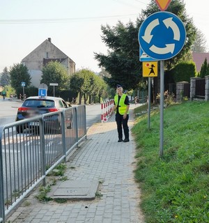 policjantka przy przejściu dla pieszych podczas działań Bezpieczna droga do szkoły