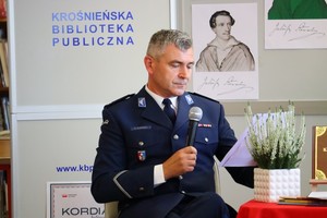 policjant podczas odczytywania fragmentów lektury w czasie trwania Narodowego Czytania