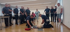 policjanci podczas ćwiczeń praktycznych szkolenia z pierwszej pomocy