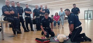 policjanci podczas ćwiczeń praktycznych szkolenia z pierwszej pomocy