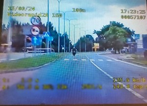 motocyklista podczas dokonywanego pomiaru prędkości. Zdjęcie z policyjnego videorejestratora