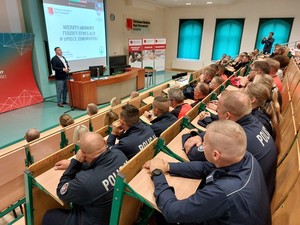 policjanci podczas wykładu rozpoczynającego szkolenie