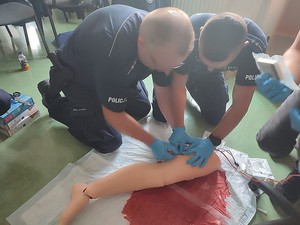 policjanci podczas szkolenia praktycznego w symulatorni medycznej