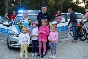 policjantka podczas spotkania plenerowego z mieszkańcami gminy