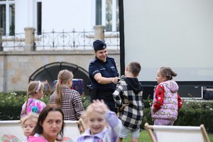 policjantka podczas spotkania plenerowego z mieszkańcami gminy