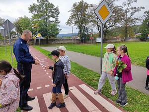 uczestnicy spotkania profilaktycznego w miasteczku drogowym w Rymanowie