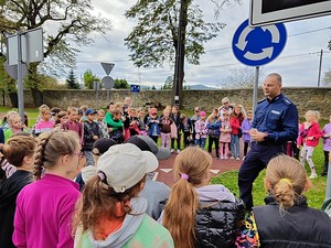 uczestnicy spotkania profilaktycznego w miasteczku drogowym w Rymanowie