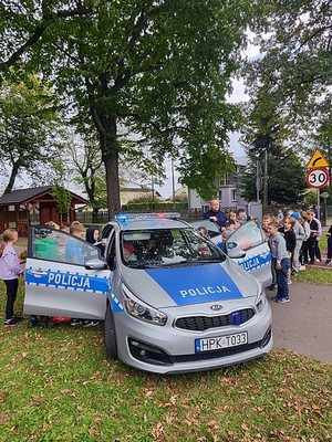 uczestnicy spotkania profilaktycznego w miasteczku drogowym w Rymanowie