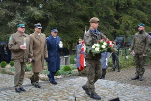 przedstawiciele służb mundurowych podczas uroczystego składania wieńców