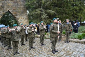 uczestnicy uroczystości na cmentarzy wojennym w Dukli