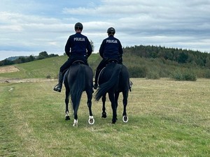 policyjni jeźdźcy podczas patrolu szlaku turystycznego