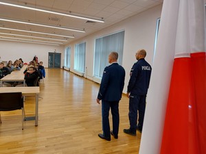 policjanci podczas inauguracji kampanii profilaktycznej z młodzieżą