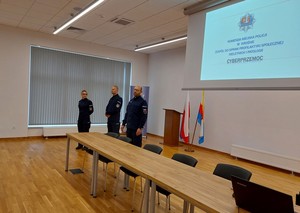 policjanci podczas inauguracji kampanii profilaktycznej z młodzieżą