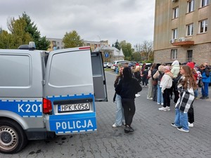 prezentacja policyjnego radiowozu uczestnikom spotkania profilaktycznego