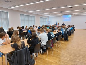 Policyjny wykład dla młodzieży. na pierwszym planie uczestnicy spotkania