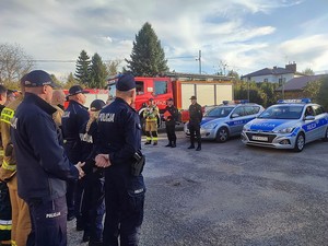 funkcjonariusze podczas zbiórki w czasie odprawy do ćwiczeń ratowniczych