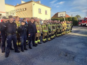 funkcjonariusze podczas zbiórki w czasie odprawy do ćwiczeń ratowniczych