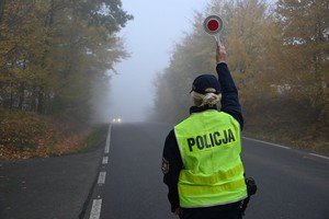 policjanci podczas kontroli stanu trzeźwości kierowców