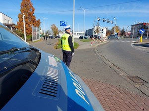 policjant w rejonie skrzyżowania podczas działań związanych z obchodami Wszystkich Świętych