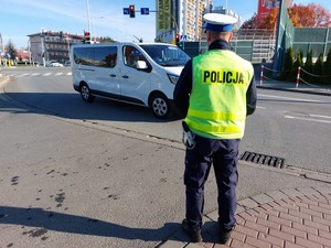 policjant w rejonie skrzyżowania podczas działań związanych z obchodami Wszystkich Świętych