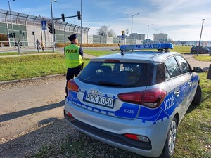 policjant w rejonie cmentarza podczas działań związanych z obchodami Wszystkich Świętych