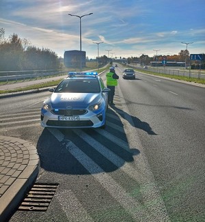 policjant kontrolujący prędkość podczas działań związanych z obchodami Wszystkich Świętych