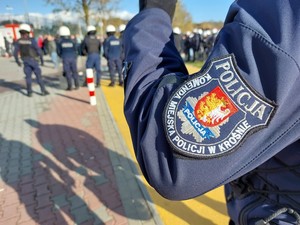 emblemat krośnieńskiej komendy na mundurze policjanta uczestniczącego w zabezpieczeniu meczu piłkarskiego