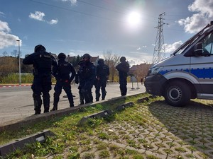 funkcjonariusze biorący udział w zabezpieczeniu meczu piłkarskiego