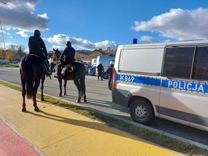 policyjni jeźdźcy podczas zabezpieczenia meczu piłkarskiego