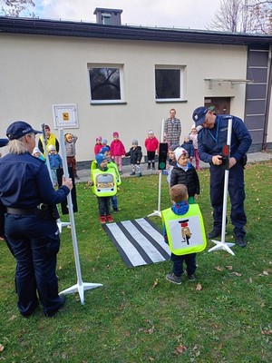 policjanci podczas spotkania z przedszkolakami