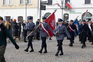 policyjny poczet sztandarowy podczas uroczystości na krośnieńskim rynku