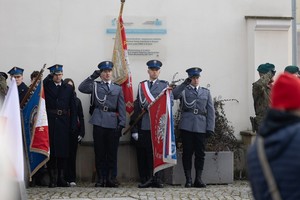 policyjny poczet sztandarowy podczas uroczystości na krośnieńskim rynku