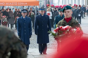 delegacja reprezentantów służb mundurowych składa kwiaty podczas uroczystości na krośnieńskim rynku