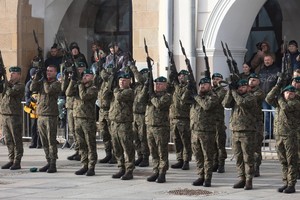 żołnierze podczas uroczystości na krośnieńskim rynku