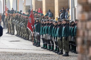 żołnierze oraz harcerze podczas uroczystości na krośnieńskim rynku