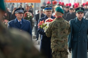 delegacja reprezentantów służb mundurowych składa kwiaty podczas uroczystości na krośnieńskim rynku