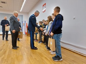 laureaci konkursu na wspólnym zdjęciu z kierownictwem komendy oraz prezydentem miasta