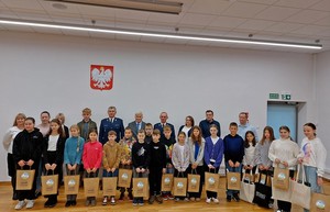 laureaci konkursu na wspólnym zdjęciu z kierownictwem komendy oraz prezydentem miasta