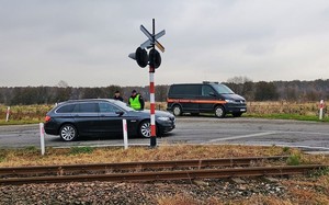 funkcjonariusz straży ochrony kolei oraz policjant podczas kontroli drogowej