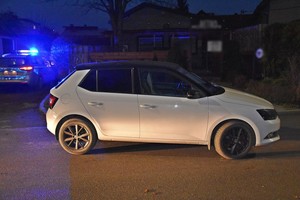 opel uczestniczący w zdarzeniu drogowym przy ul. Parkowej w Krośnie. W tle radiowóz z włączonymi światłami błyskowymi