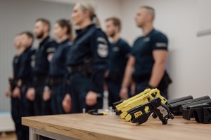 policjanci uczestniczący w szkoleniu, na pierwszym planie tasery