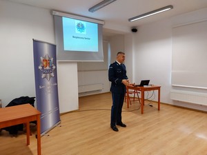 Policjant prowadzący debatę społeczną