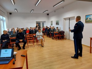 Policjant prowadzący debatę społeczną i jej uczestnicy