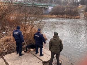 funkcjonariusze w trakcie wspólnego patrolu brzegami Wisłoka