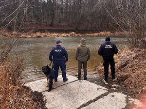 funkcjonariusze w trakcie wspólnego patrolu brzegami Wisłoka